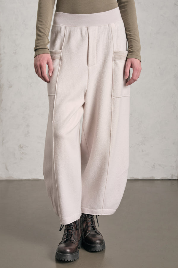 Oversize-Hose mit elastischem Bund in Taillenhöhe aus Wolltuch mit erhöhten, wellenförmigen Strickdetails | 1019.CFDTREU301.01