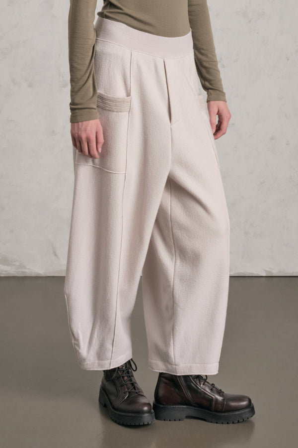 Oversize-Hose mit elastischem Bund in Taillenhöhe aus Wolltuch mit erhöhten, wellenförmigen Strickdetails | 1019.CFDTREU301.01