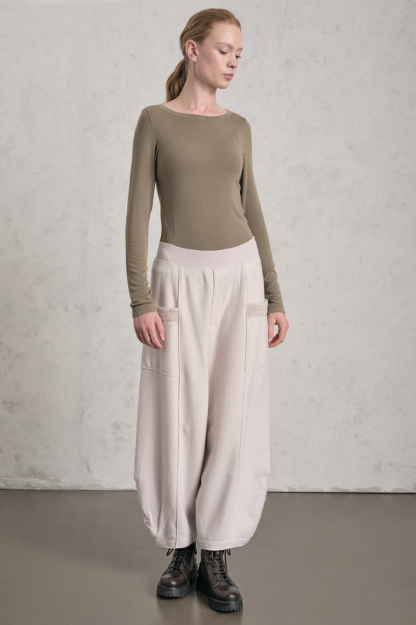 Oversize-Hose mit elastischem Bund in Taillenhöhe aus Wolltuch mit erhöhten, wellenförmigen Strickdetails | 1019.CFDTREU301.01