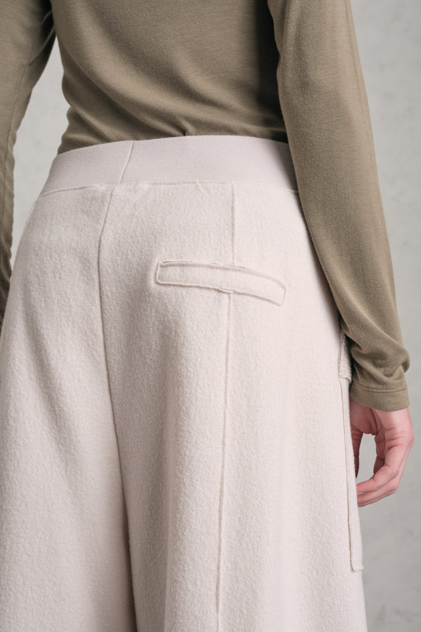 Oversize-Hose mit elastischem Bund in Taillenhöhe aus Wolltuch mit erhöhten, wellenförmigen Strickdetails | 1019.CFDTREU301.01