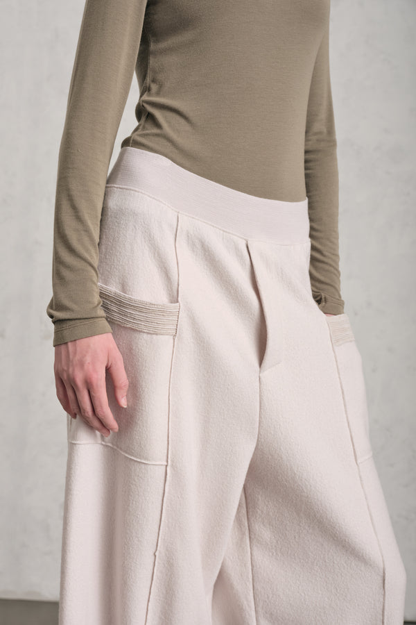 Oversize-Hose mit elastischem Bund in Taillenhöhe aus Wolltuch mit erhöhten, wellenförmigen Strickdetails | 1019.CFDTREU301.01
