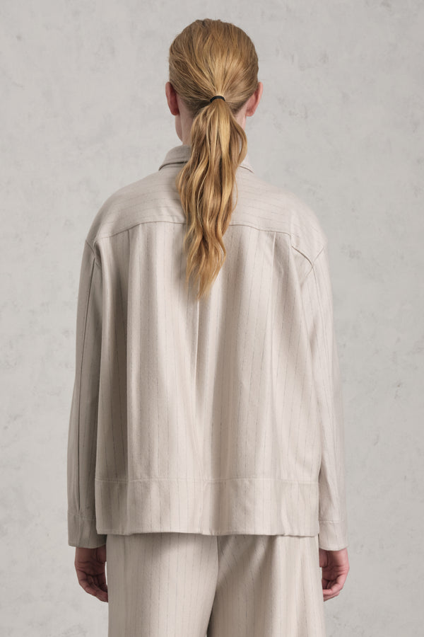 Jacke/Bluse aus leichtem Wolltuch mit Nadelstreifen und Kaschmir-Touch | 1019.CFDTREW320.21