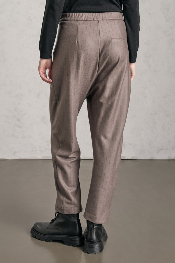 Pantalone comfort fit con pieghe frontali ed elastico dietro in panno di lana leggero gessato | 1019.CFDTREW323.31