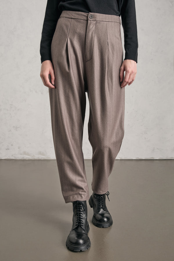 Pantalone comfort fit con pieghe frontali ed elastico dietro in panno di lana leggero gessato | 1019.CFDTREW323.31