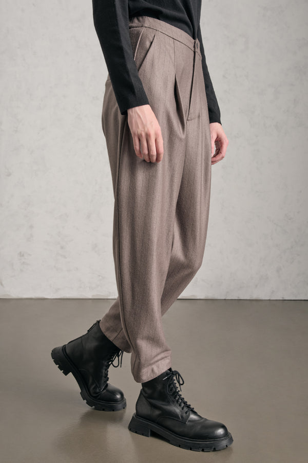 Pantalone comfort fit con pieghe frontali ed elastico dietro in panno di lana leggero gessato | 1019.CFDTREW323.31