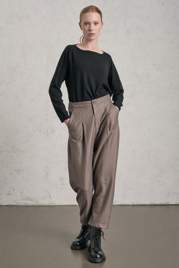 Pantalone comfort fit con pieghe frontali ed elastico dietro in panno di lana leggero gessato | 1019.CFDTREW323.31