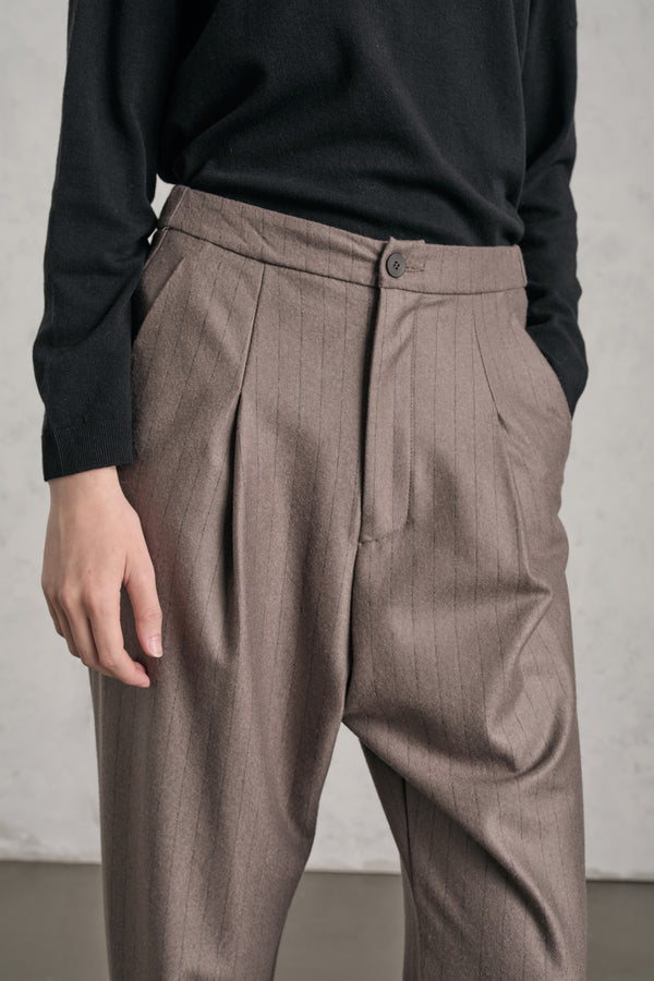 Pantalone comfort fit con pieghe frontali ed elastico dietro in panno di lana leggero gessato | 1019.CFDTREW323.31