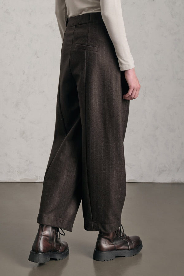 Pantalone gamba larga con tasche a filetto diagonali in panno di lana leggero gessato, mano cashmere | 1019.CFDTREW324.06