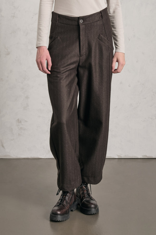 Pantalone gamba larga con tasche a filetto diagonali in panno di lana leggero gessato, mano cashmere | 1019.CFDTREW324.06