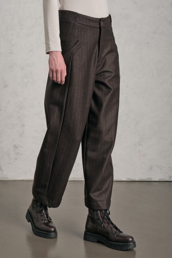 Pantalone gamba larga con tasche a filetto diagonali in panno di lana leggero gessato, mano cashmere | 1019.CFDTREW324.06