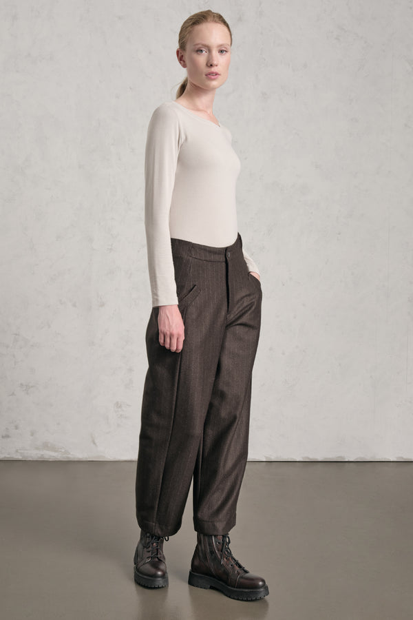 Pantalone gamba larga con tasche a filetto diagonali in panno di lana leggero gessato, mano cashmere | 1019.CFDTREW324.06