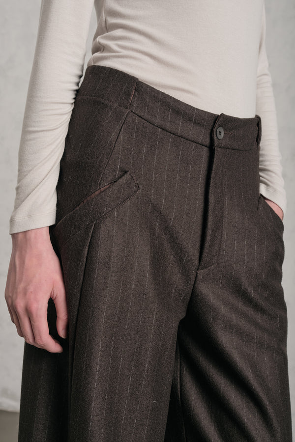 Pantalone gamba larga con tasche a filetto diagonali in panno di lana leggero gessato, mano cashmere | 1019.CFDTREW324.06