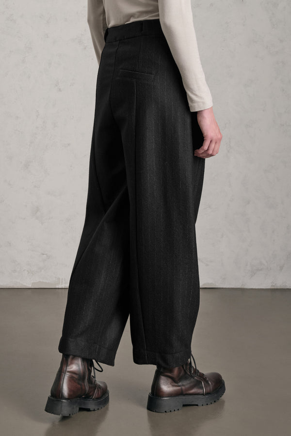 Pantalone gamba larga con tasche a filetto diagonali in panno di lana leggero gessato, mano cashmere | 1019.CFDTREW324.10