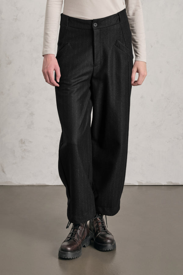 Pantalone gamba larga con tasche a filetto diagonali in panno di lana leggero gessato, mano cashmere | 1019.CFDTREW324.10