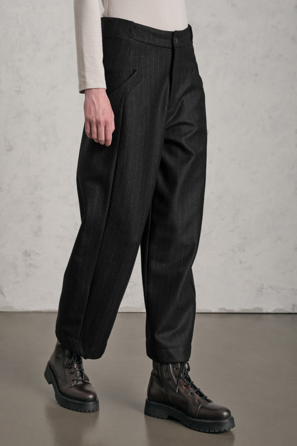 Pantalone gamba larga con tasche a filetto diagonali in panno di lana leggero gessato, mano cashmere | 1019.CFDTREW324.10