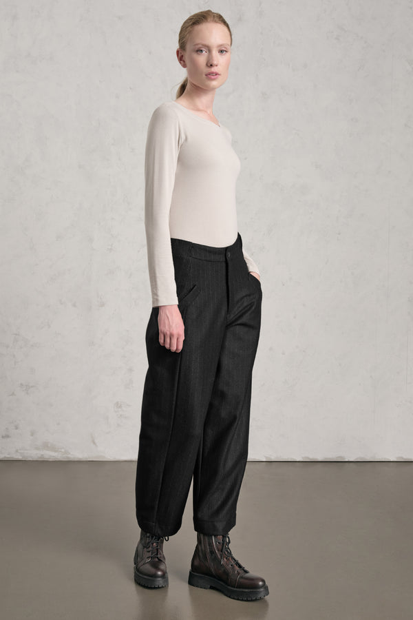 Pantalone gamba larga con tasche a filetto diagonali in panno di lana leggero gessato, mano cashmere | 1019.CFDTREW324.10