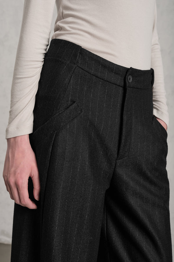 Pantalone gamba larga con tasche a filetto diagonali in panno di lana leggero gessato, mano cashmere | 1019.CFDTREW324.10
