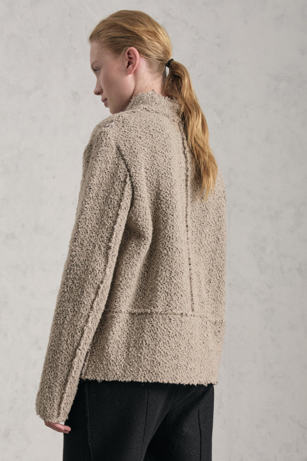 Giacca linea a scatola in maglia di lana bouclé effetto sale e pepe rifinita con taglio a vivo | 1019.CFDTREZ352.21