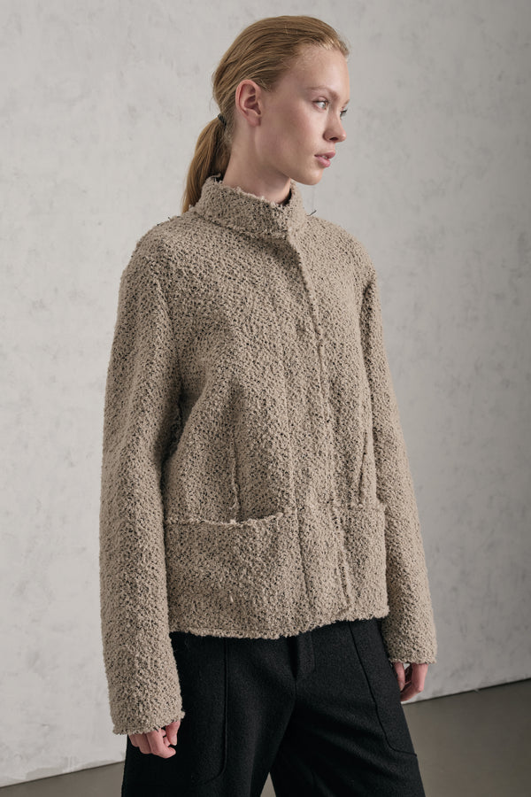 Giacca linea a scatola in maglia di lana bouclé effetto sale e pepe rifinita con taglio a vivo | 1019.CFDTREZ352.21
