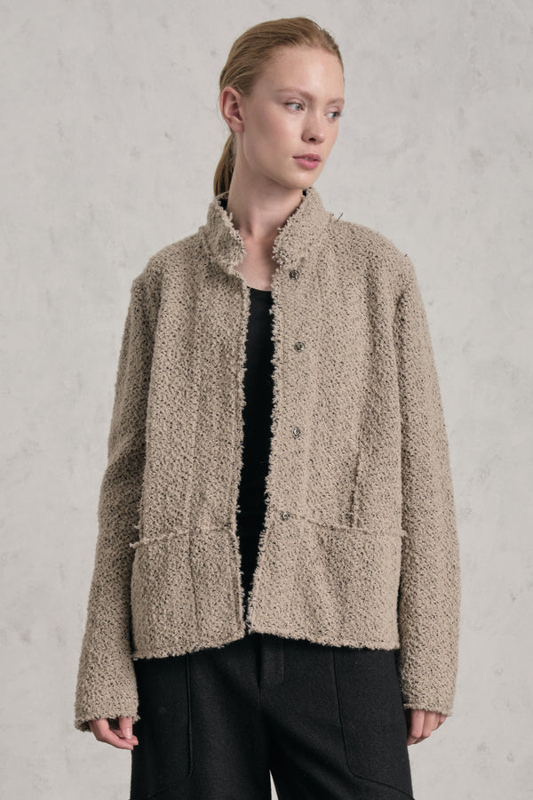 Giacca linea a scatola in maglia di lana bouclé effetto sale e pepe rifinita con taglio a vivo | 1019.CFDTREZ352.21
