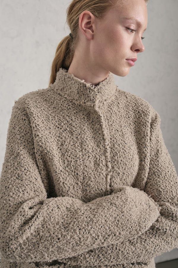 Giacca linea a scatola in maglia di lana bouclé effetto sale e pepe rifinita con taglio a vivo | 1019.CFDTREZ352.21