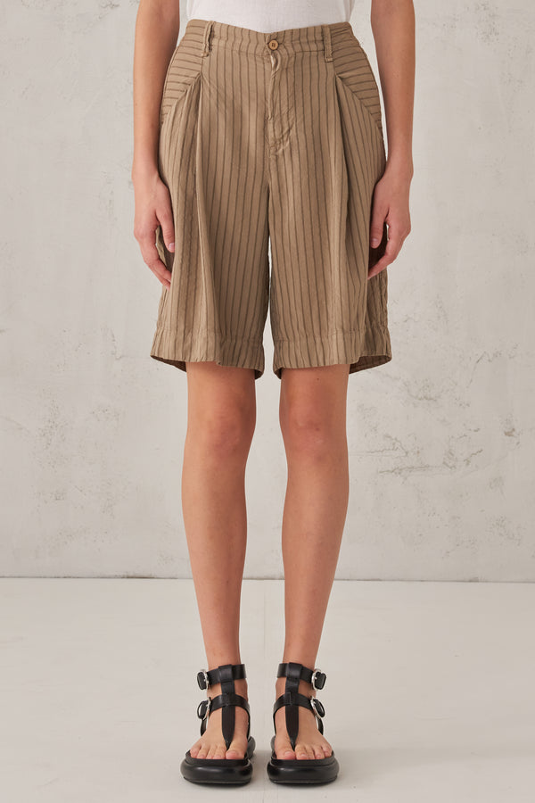 Shorts con pinces ed elastico dietro in cupro viscosa e seta rigato. | 1009.CFDTRUB111.32