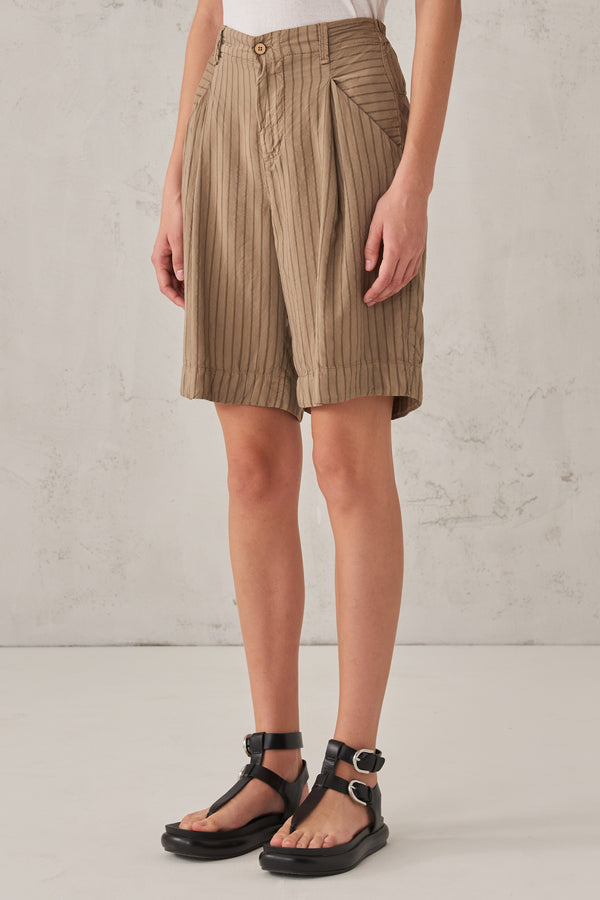 Shorts con pinces ed elastico dietro in cupro viscosa e seta rigato. | 1009.CFDTRUB111.32