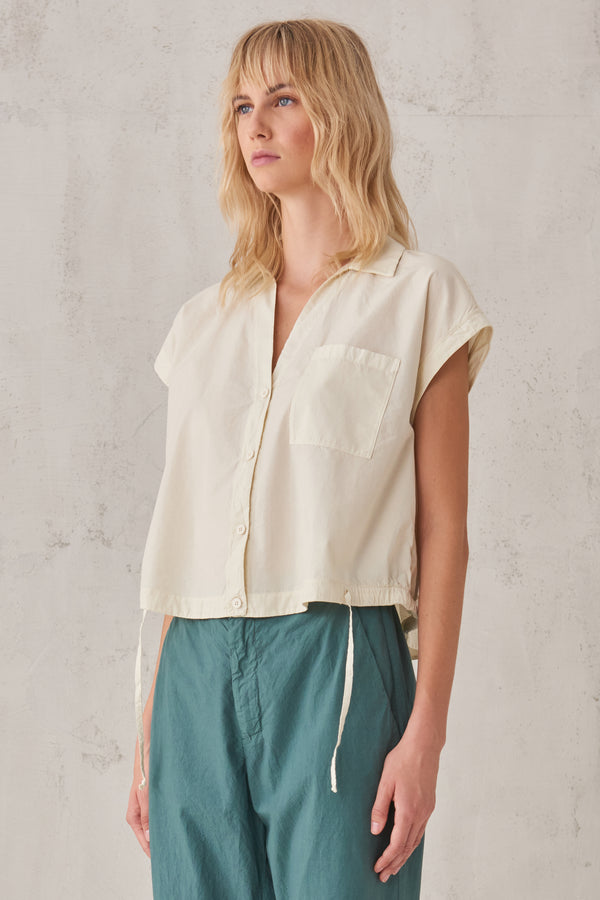 Short sleeve v-neck shirt in cotton poplin | 1009.CFDTRUF150.21