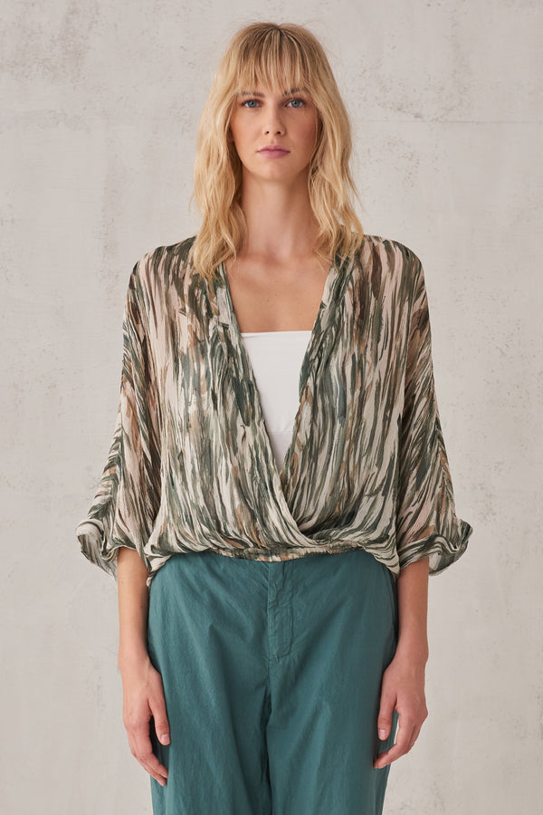 Oversize-bluse mit kimonoärmeln, tiefer ausschnitt und saum mit elastischem abschluss aus viskose-kr | 1009.CFDTRUJ192.25