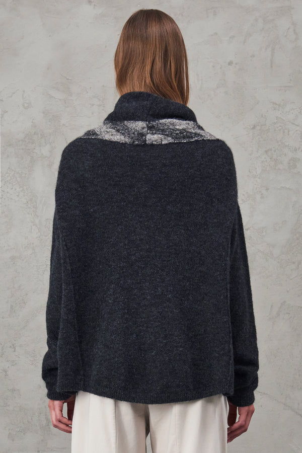 Maglia over in alpaca e lana con motivo di treccia ad intarsio a 2 colori sul collo | 1010.CFDTRV12476.13