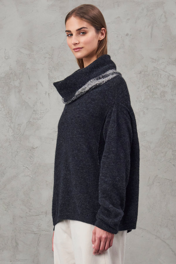 Maglia over in alpaca e lana con motivo di treccia ad intarsio a 2 colori sul collo | 1010.CFDTRV12476.13
