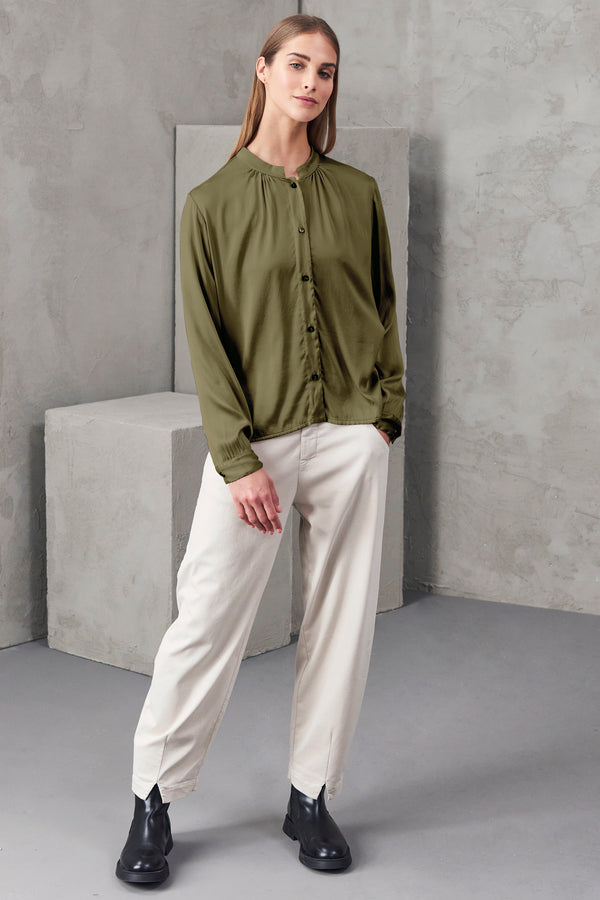 Regular fit shirt in stretch silk satin. curled neck | 1010.CFDTRVL210.14
