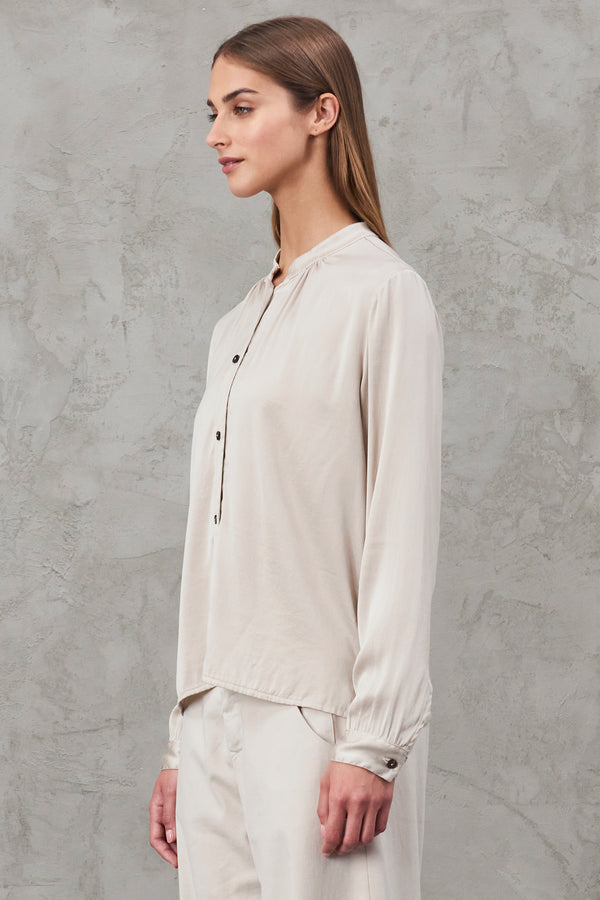 Regular fit shirt in stretch silk satin. curled neck | 1010.CFDTRVL210.21
