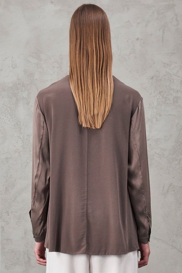 Camicia comfort fit collo alla coreana in raso di seta stretch con inserti in georgette di seta | 1010.CFDTRVL211.31