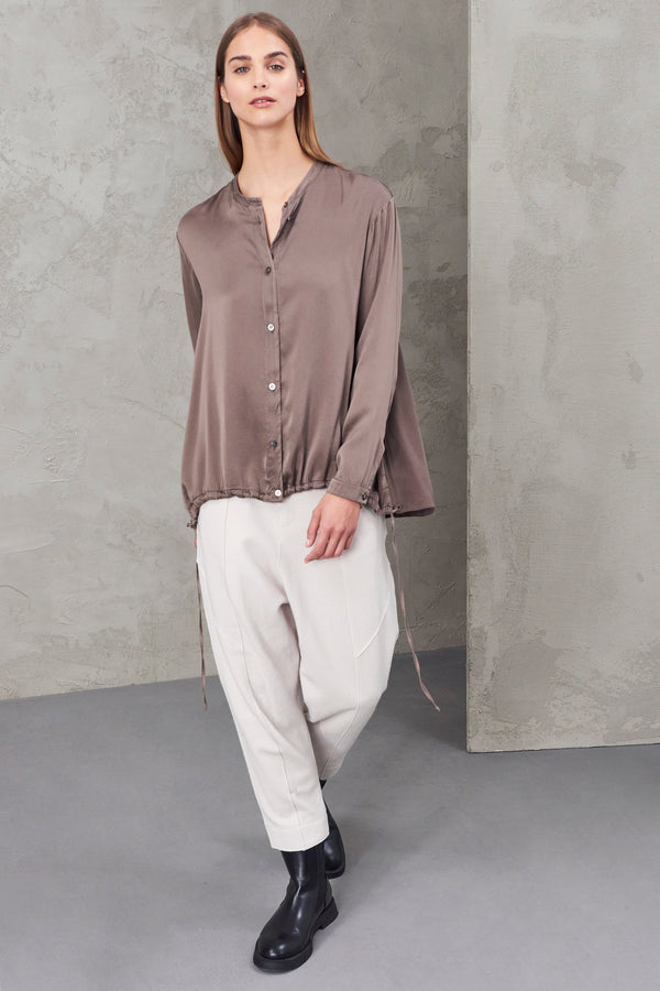 Bluse im comfort fit mit stehkragen aus stretch-seidensatin mit seiden-georgette-einsätzen | 1010.CFDTRVL211.31