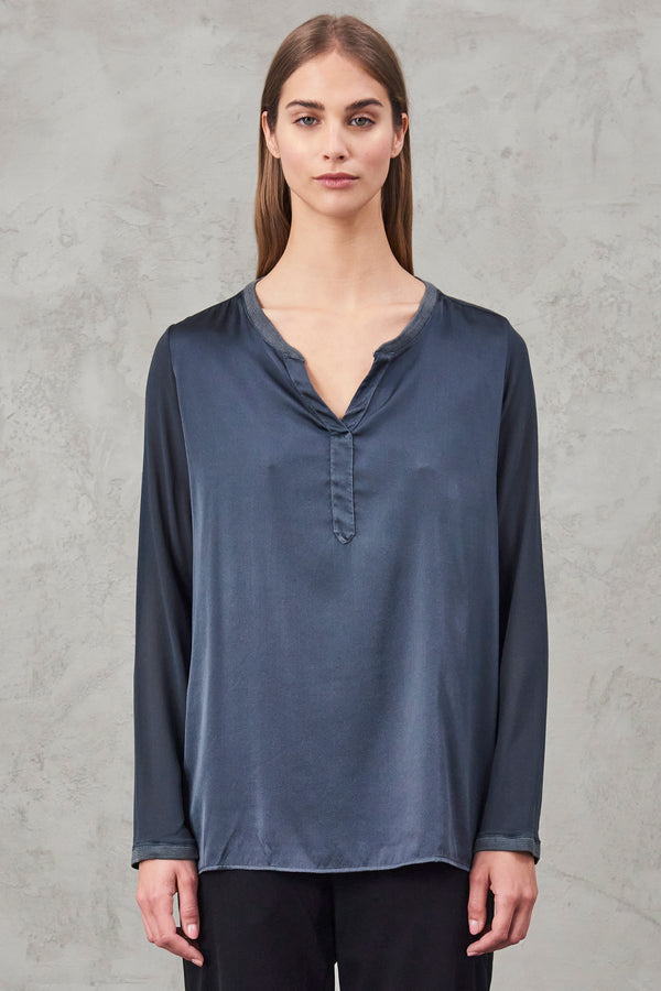 Comfort fit v-neck shirt in stretch silk satin with silk georgette inserts | 1010.CFDTRVL212.15