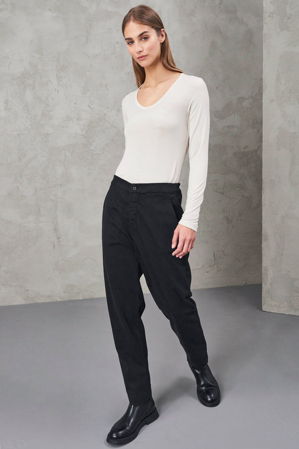 Slim fit pant in stretch cotton satin | 1010.CFDTRVR275.10