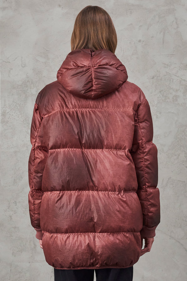 Lang geschnittene jacke mit kapuze aus gänsedaunen, kaltgefärbt | 1010.CFDTRVT291E.118