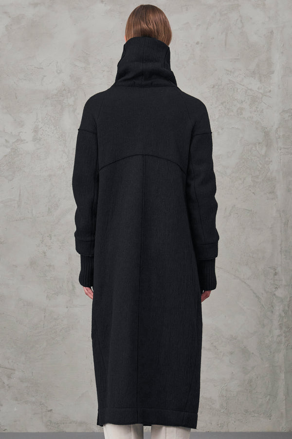 Schmal geschnittener langer mantel aus boiled wool mit hohem kragen | 1010.CFDTRVX333.10