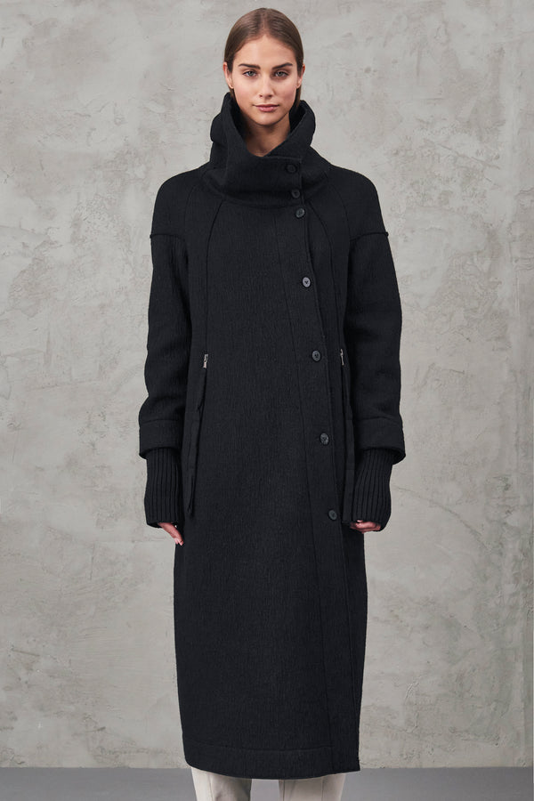 Long slim fit coat in boiled wool knit with high collar. zipped pockets and ribbed knit cuffs | 1010.CFDTRVX333.10