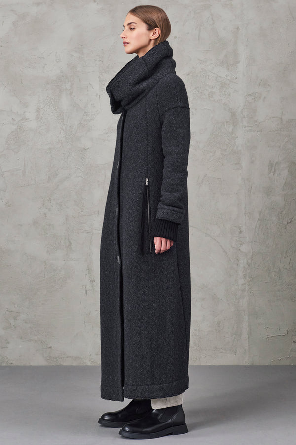 Long slim fit coat in wool knit with high collar. zipped pockets and ribbed knit cuffs | 1010.CFDTRVY340.13