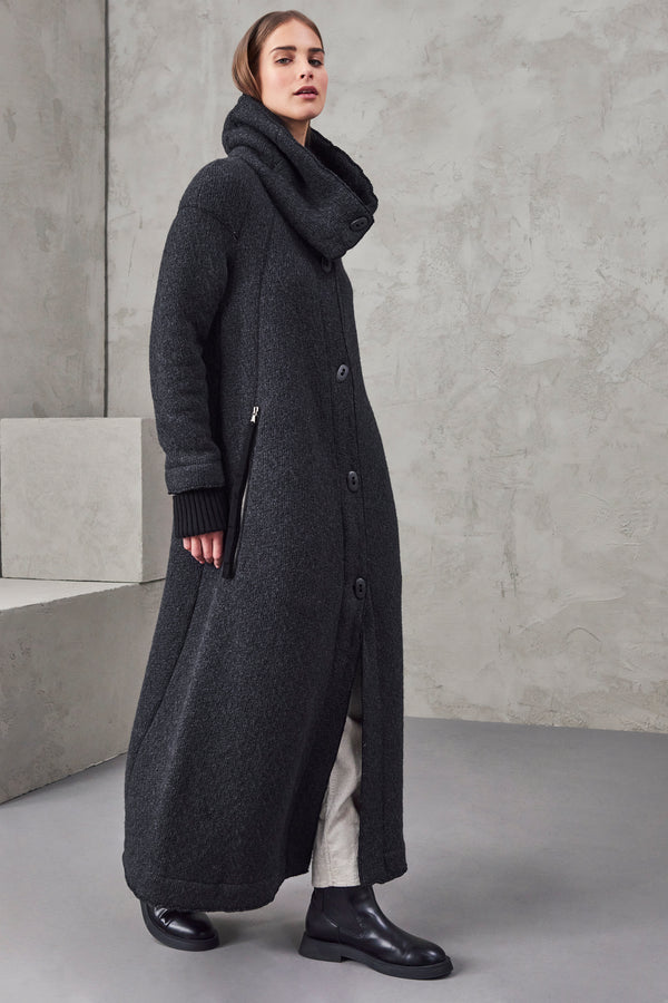 Long slim fit coat in wool knit with high collar. zipped pockets and ribbed knit cuffs | 1010.CFDTRVY340.13