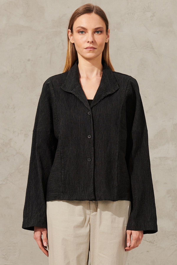 Flared shaped jacket in embossed micro pinstripe cotton and linen | 1011.CFDTRWA100.110