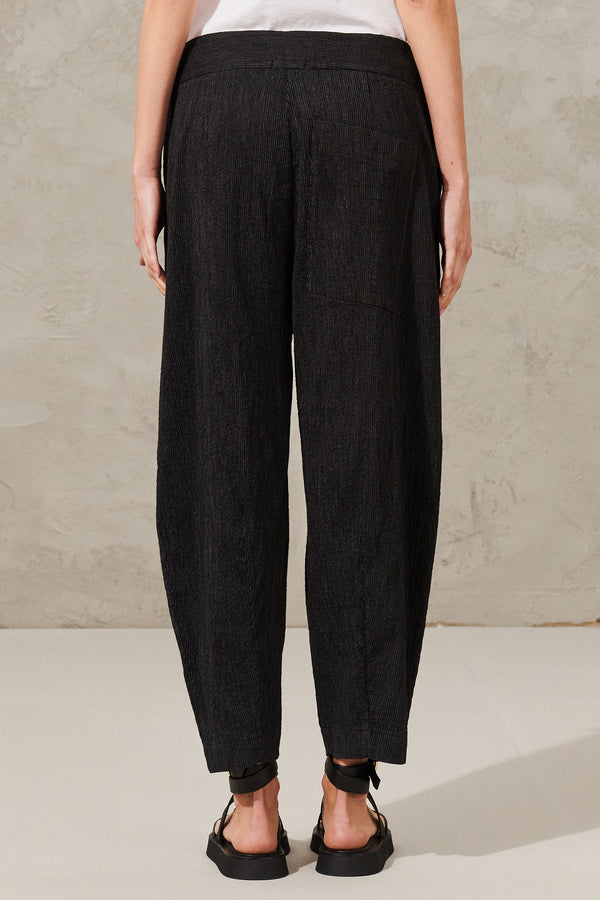 Pantalon oversize à très fines rayures gaufrées en coton et lin | 1011.CFDTRWA102.110