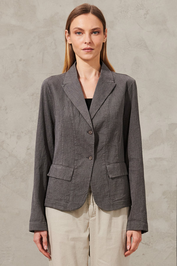 Veste coupe droite à très fines rayures gaufrées en coton et lin | 1011.CFDTRWA104.112