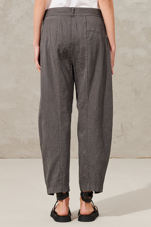 Pantalon coupe confort à très fines rayures gaufrées en coton et lin | 1011.CFDTRWA105.112