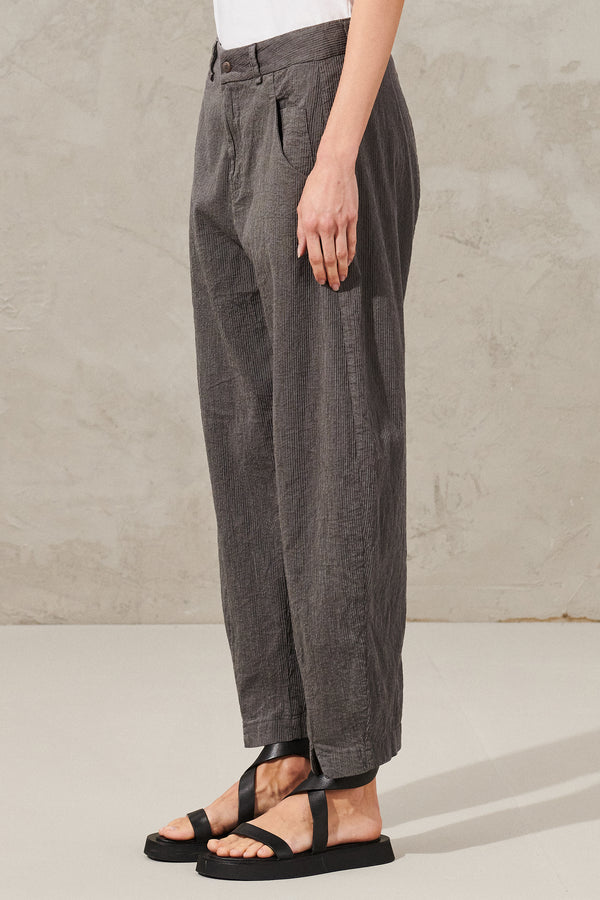 Pantalon coupe confort à très fines rayures gaufrées en coton et lin | 1011.CFDTRWA105.112