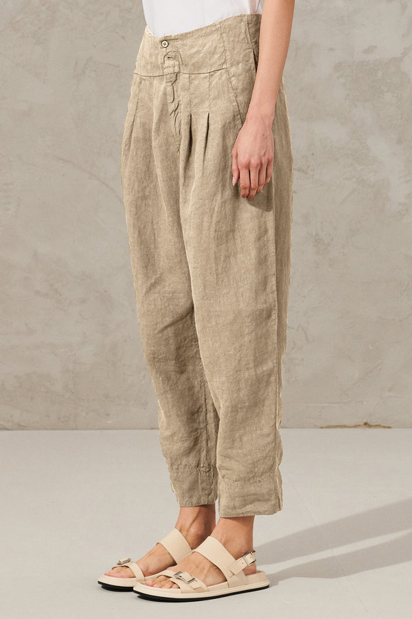 Linen wide trousers with arched line and front pleats. gathering on inside leg | 1011.CFDTRWD137.21