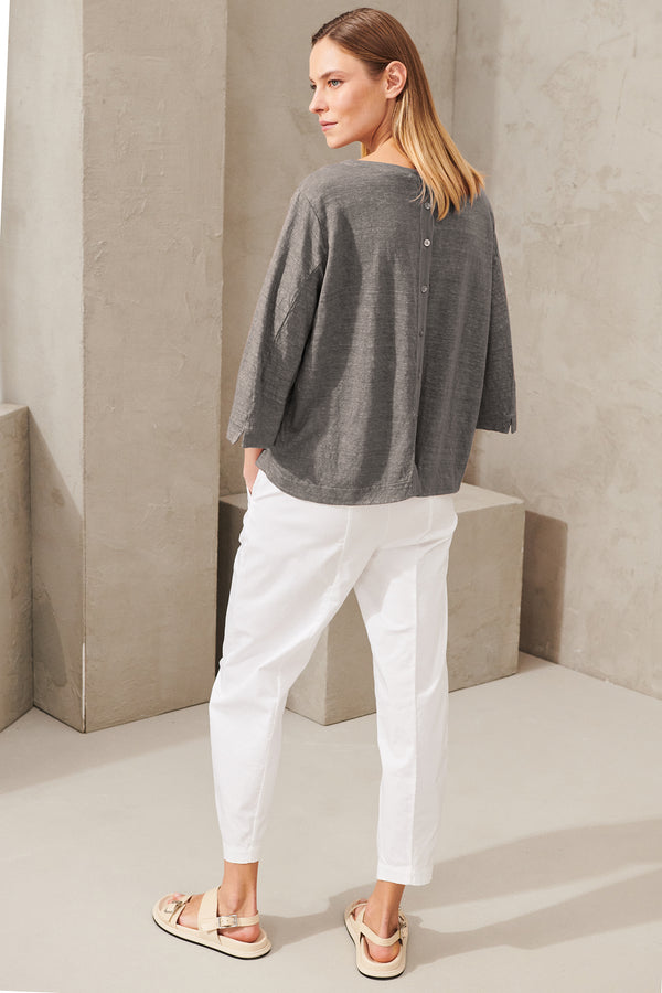 Oversize 3/4 sleeve t-shirt in linen jersey. mother-of-pearl buttons on the back | 1011.CFDTRWK203.12