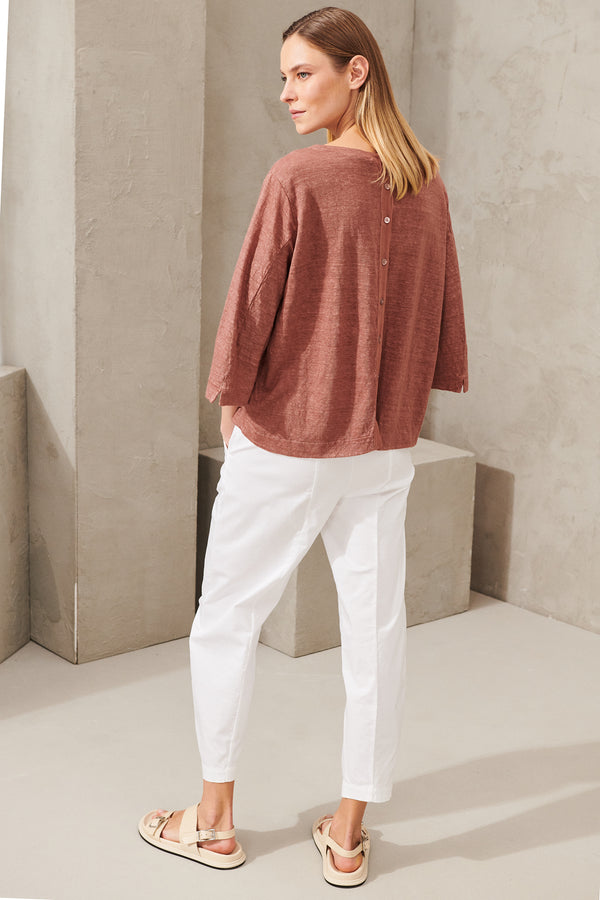 Oversize 3/4 sleeve t-shirt in linen jersey. mother-of-pearl buttons on the back | 1011.CFDTRWK203.07